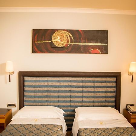 Hotel Ares Pontinia Quarto foto