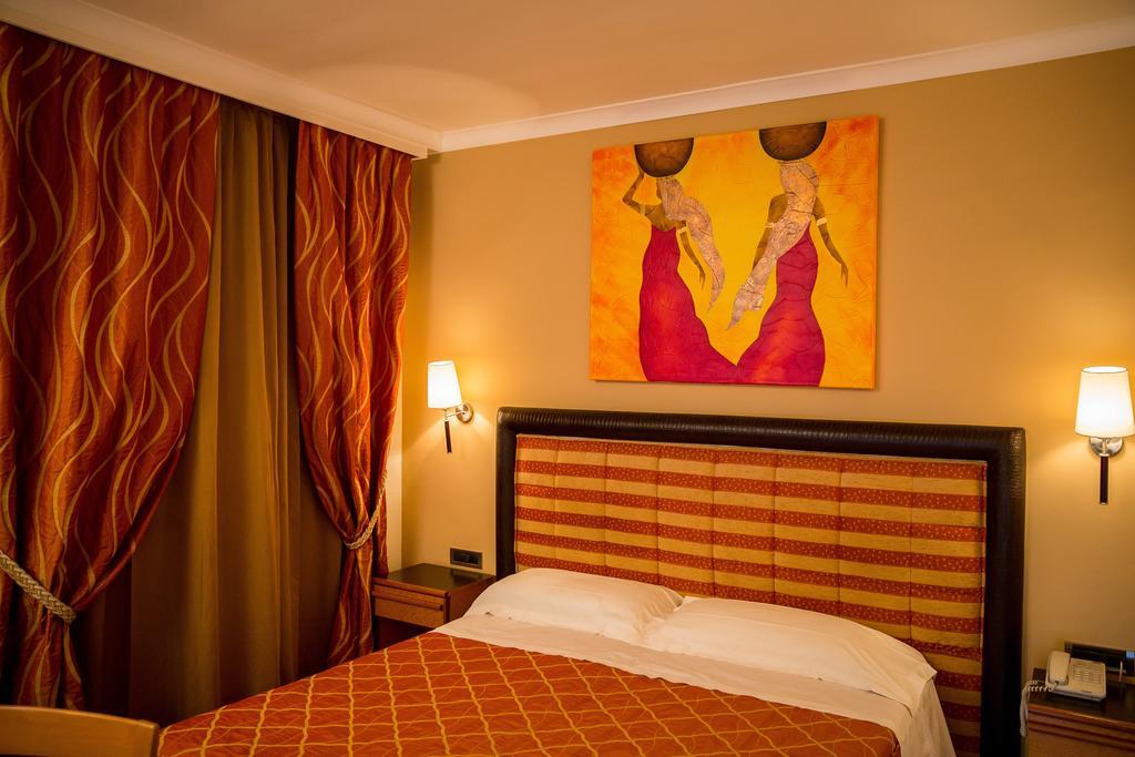 Hotel Ares Pontinia Quarto foto