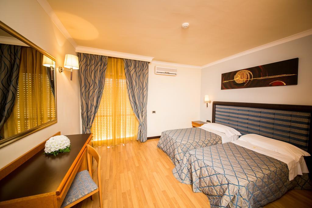Hotel Ares Pontinia Quarto foto