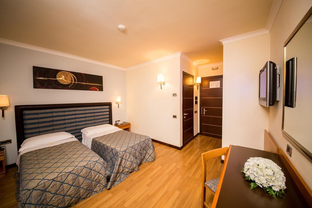Hotel Ares Pontinia Quarto foto