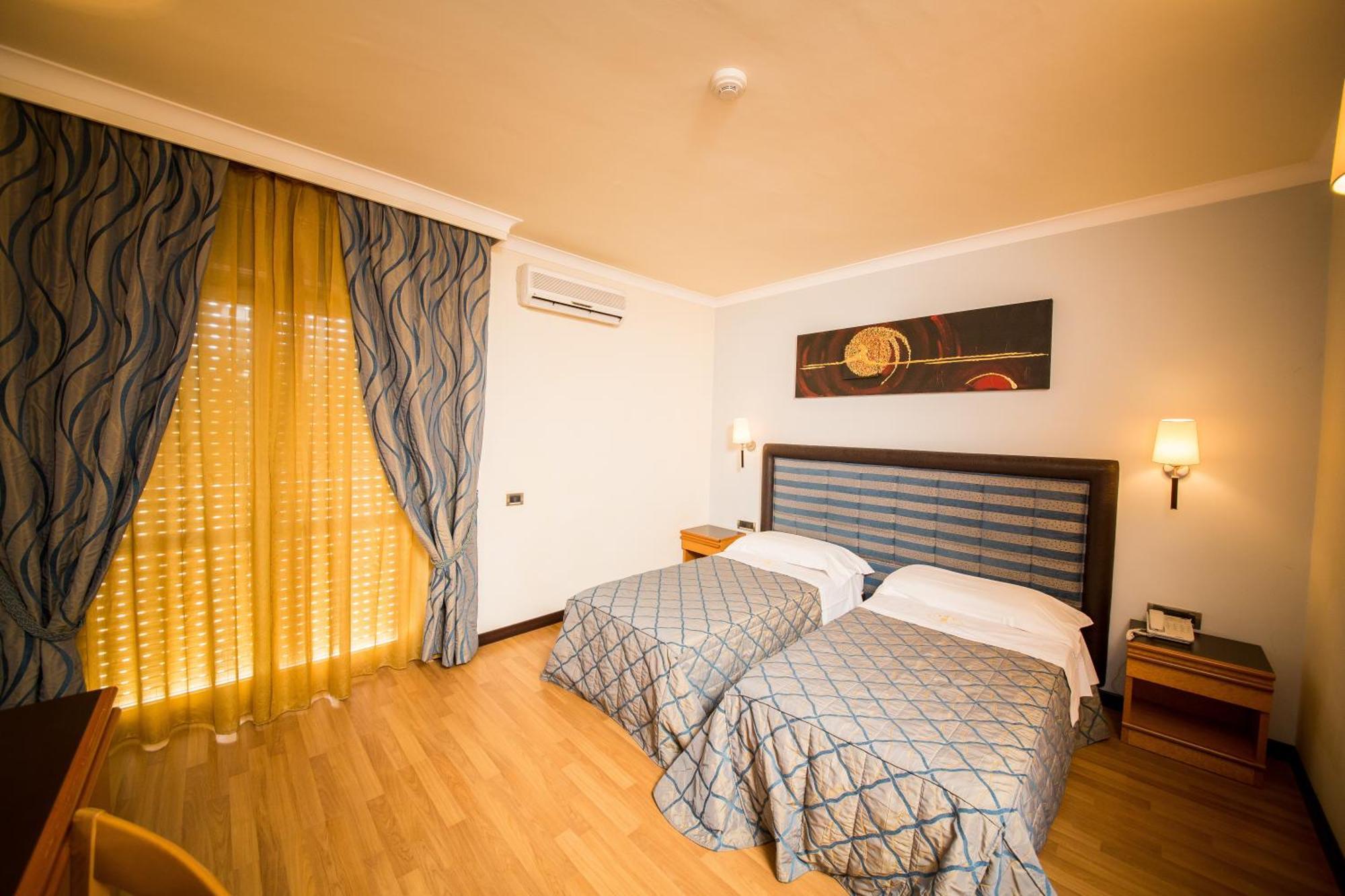 Hotel Ares Pontinia Quarto foto